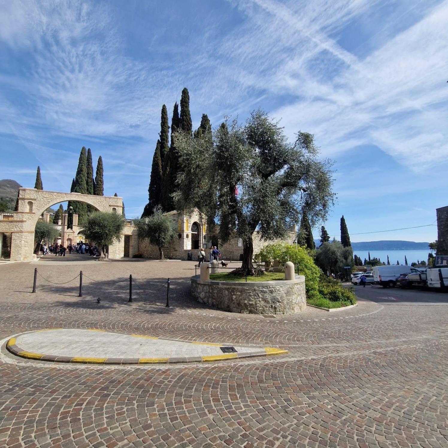 B&B Al Vittoriale Da Maja การ์โดเน ริเวียรา ภายนอก รูปภาพ