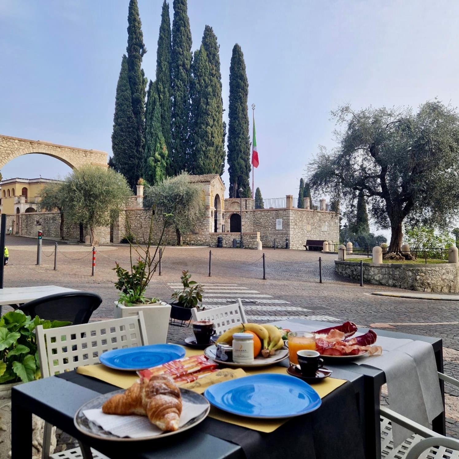 B&B Al Vittoriale Da Maja การ์โดเน ริเวียรา ภายนอก รูปภาพ