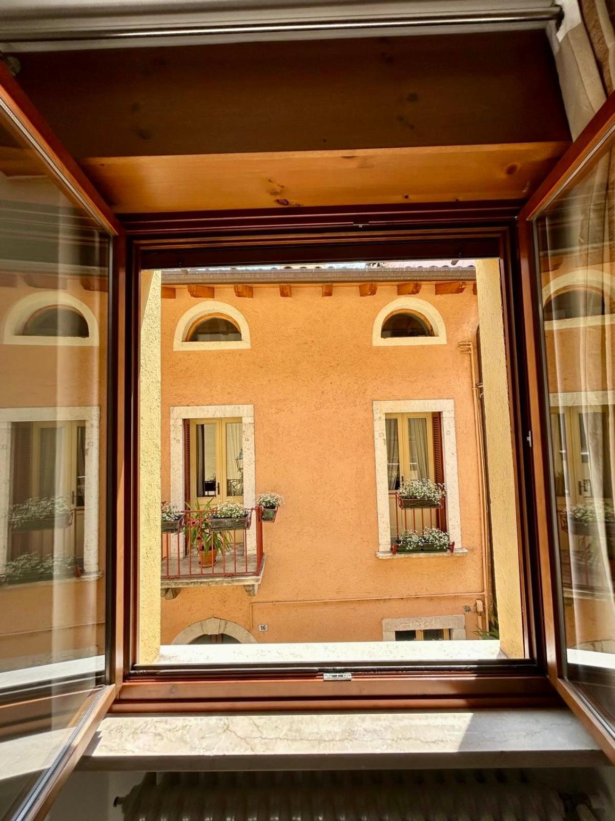 B&B Al Vittoriale Da Maja การ์โดเน ริเวียรา ภายนอก รูปภาพ